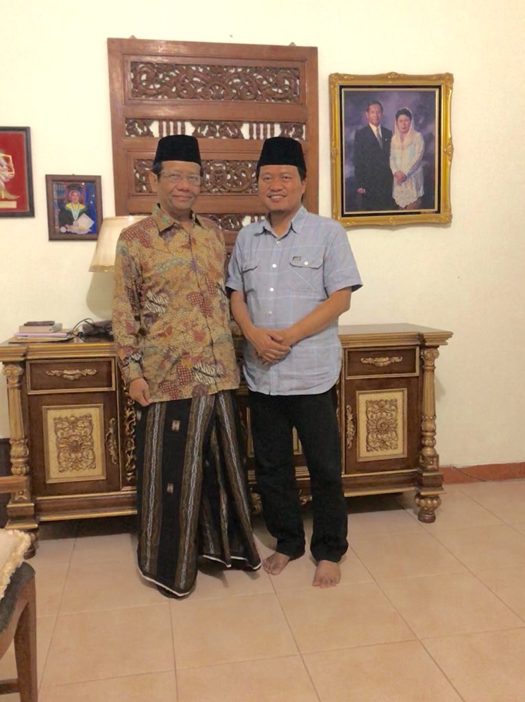 mohmahfudmd's tweet photo. Semalam sempat bersilaturrahim dan berdiskusi dgn kyai muda yg progresif, Gus Yusuf dari Tegalrejo. Mumpung hari Sumpah Pemuda, anak" muda muslim perlu meniru Gus Yusuf, kecintaannya kpd Islam sama bobotnya dgn kecintaannya kpd INDONEDIA. https://t.co/1R1ES0JBbs