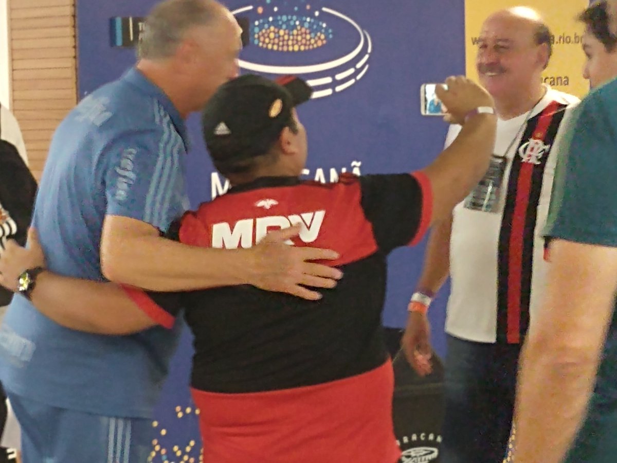 venecasagrande's tweet photo. Torcedor do Flamengo pede para tirar foto com Felipão. #colunadofla https://t.co/UlVWto8aun