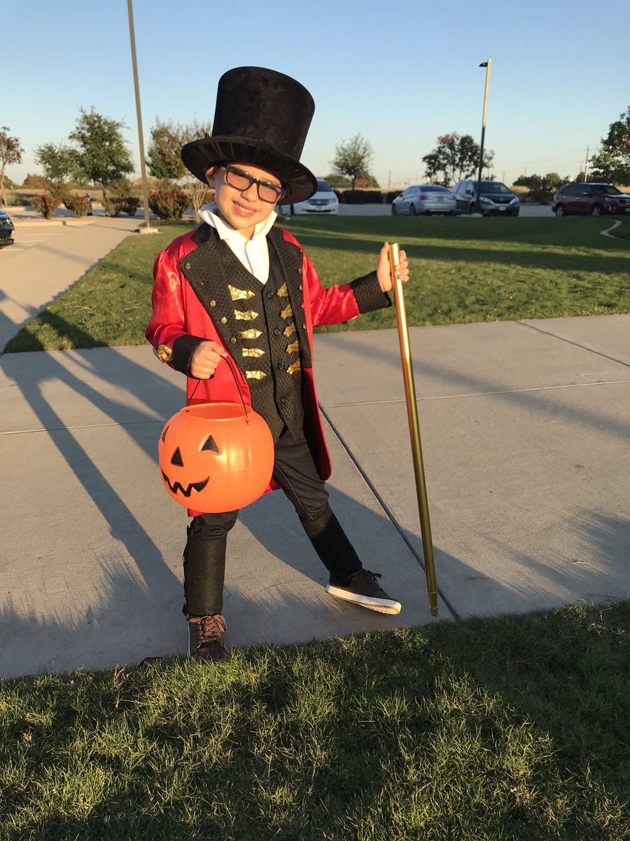 tinyKC's tweet photo. My kids have been obsessed with #TheGreatestShowman movie. For Halloween, this is who they wanted to be. @RealHughJackman @kealasettle #handmadecostumes https://t.co/SzVMlOePgG
