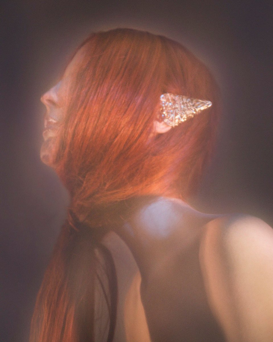 karolinarose's tweet photo. Otherworldly vibe this Halloween 🏹 #halloweeniscoming #goldenelf #elflady #redhair #fantasycreature #heavenlybodies https://t.co/B5d0ztdeT0