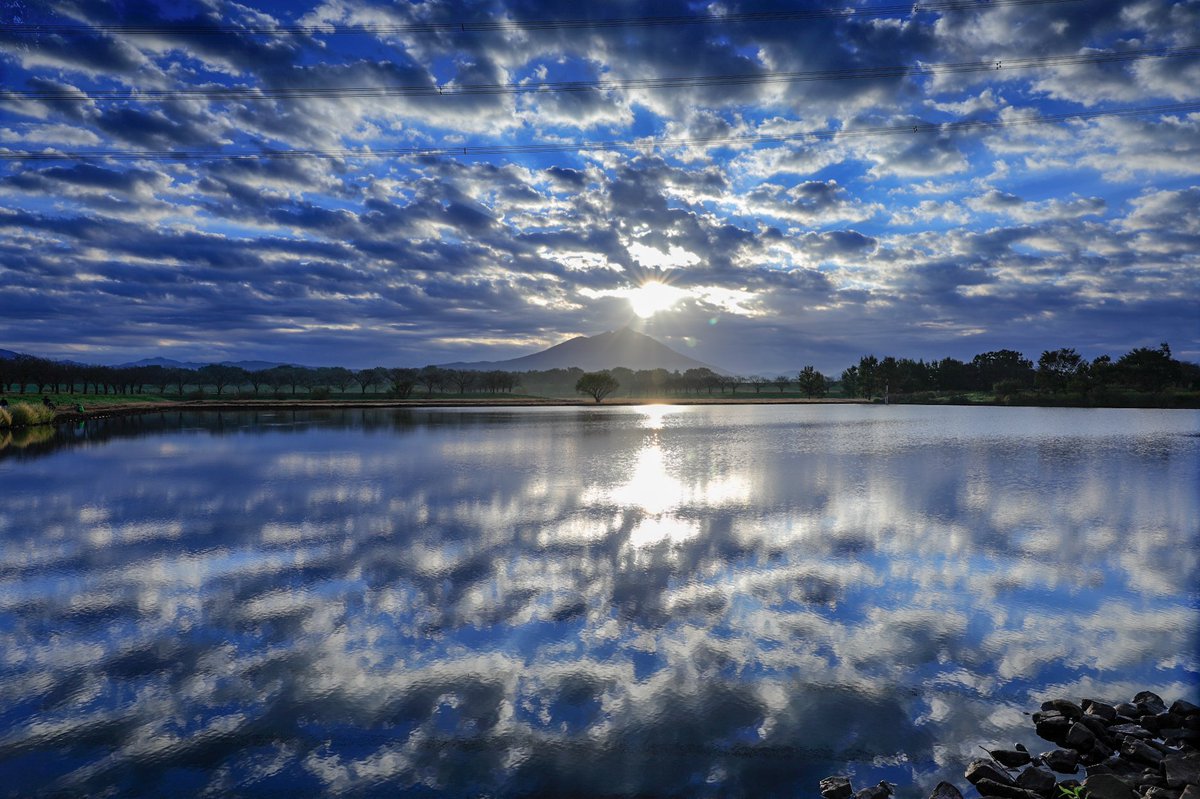 おっつー いばらき観光マイスター Twitterissa 母子島遊水地からの筑波山と日の出 残念ながらダイヤモンド筑波は見れなかったけど まるでウユニ塩湖のような鏡面 雲の隙間から差し込む後光と神がかっていました W 茨城県 筑西市 母子島遊水地