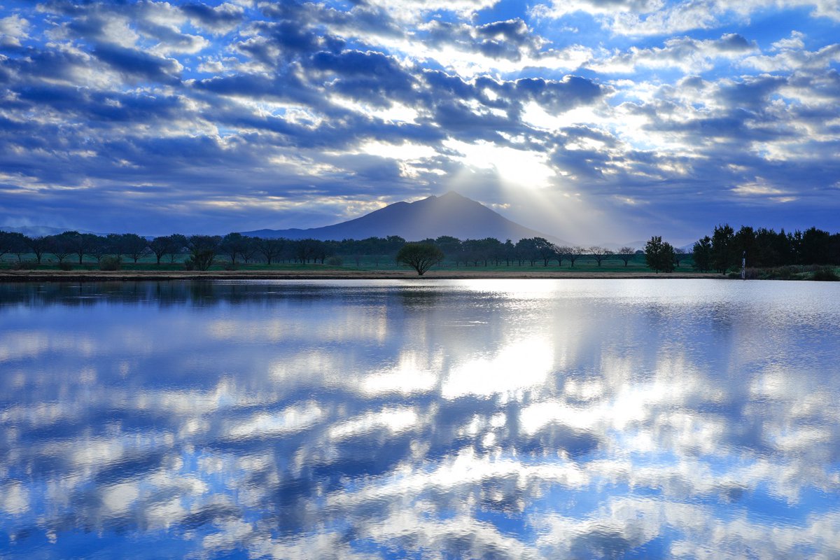 おっつー いばらき観光マイスター Twitterissa 母子島遊水地からの筑波山と日の出 残念ながらダイヤモンド筑波は見れなかったけど まるでウユニ塩湖のような鏡面 雲の隙間から差し込む後光と神がかっていました W 茨城県 筑西市 母子島遊水地