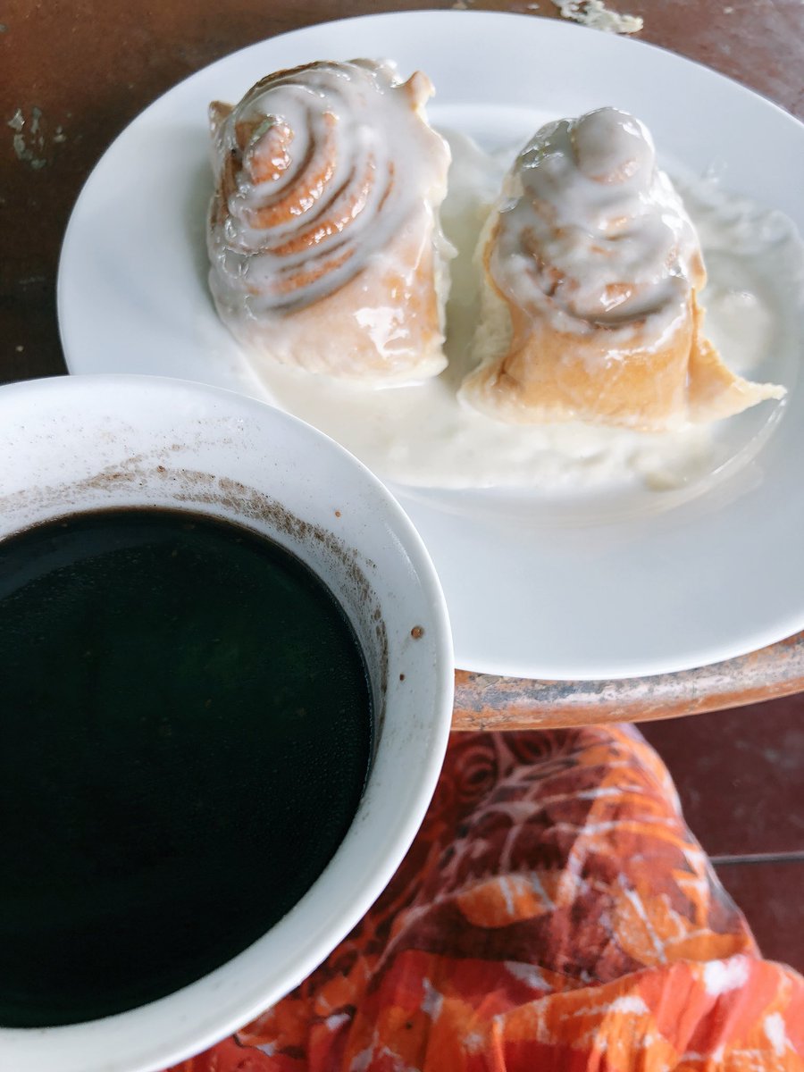 _mariegalaxy's tweet photo. Can never go wrong with panipopo and kokosamoa after koagai 😋 Uma fo’i le Sunday ia 👌🏽 #moetime https://t.co/lRL2DRuM2u
