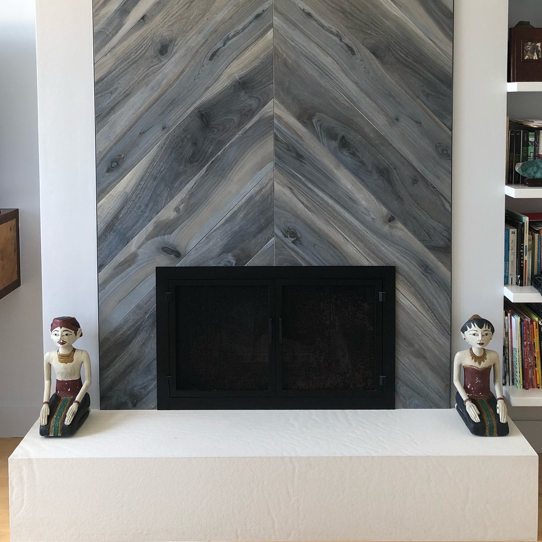 We can't get enough of this fireplace by Alie Waldman Home!
.
.
.
.
#myinteriorvibe #cornerofmyhome #lovetohome #nestandthrive #myinterior #myinteriordetails #myinteriorstyle #fireplace #tiledesign #fireplacetiles #tilestyle #tilework #fireplaceideas #fireplacerefresh