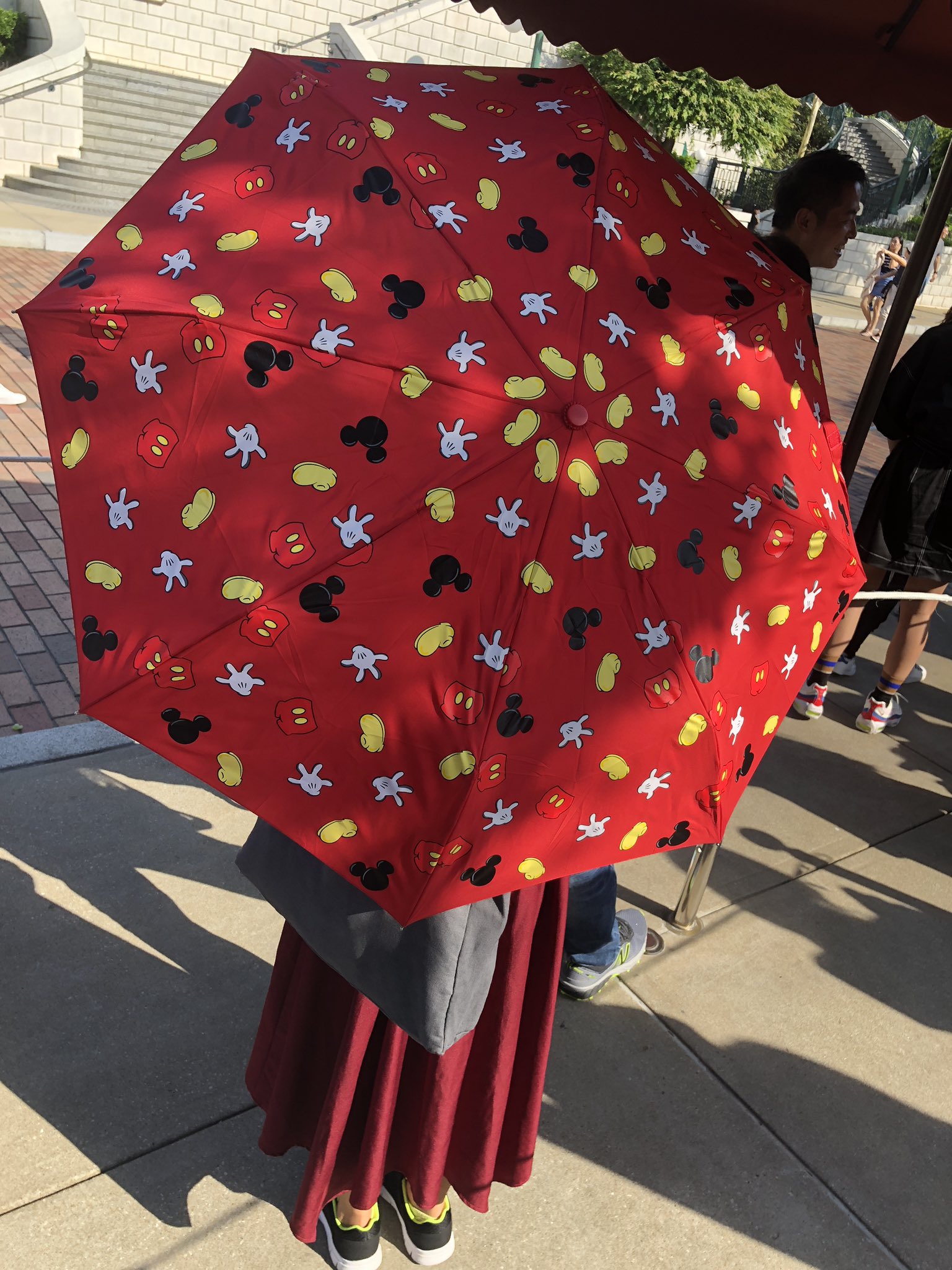 ヒロ Auf Twitter 香港はとても日差しが強いです なので日向では日傘をさすゲストも多くいます 傘が豊富な香港ディズニーランドには もちろんuv対応傘も豊富です 今回は赤い傘を購入 Hk 178 約2 500円 でしたー いやー 暑い Mnhkd Hkdl 香港