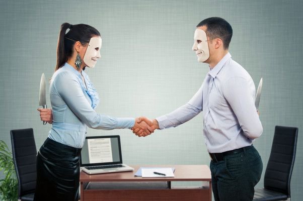 Very insightful (and quite funny!) comparison on how office #politics plays out in real life &amp; in a #remoteworking environment. Interesting to see the different problems and benefits that arise in both models. Food for thought! 
buff.ly/2wdizXJ
#remotework #remoteteams