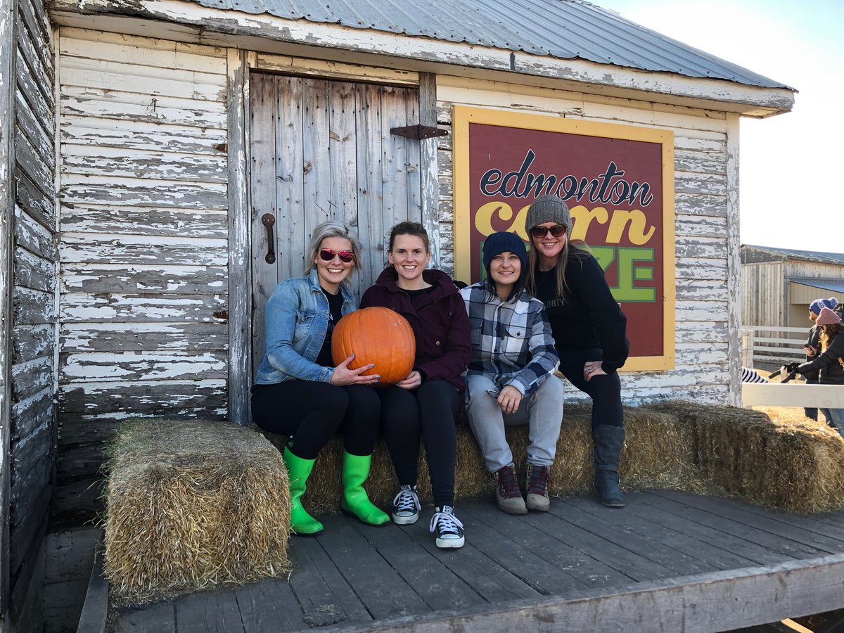Jahoofka's tweet photo. “Can’t you tell I got news for you, sun is shining and so are you.” 🌽🌽🌽 it’s ah-maze-ing how much I love these 3 and love that @JuicyJLaw and I are always #samesame #twinsies #gettingcorny #getlost #mazing #cornmaze #Bestirs #Basils #firstwespinthenwemaze https://t.co/i08Sp8BkFs