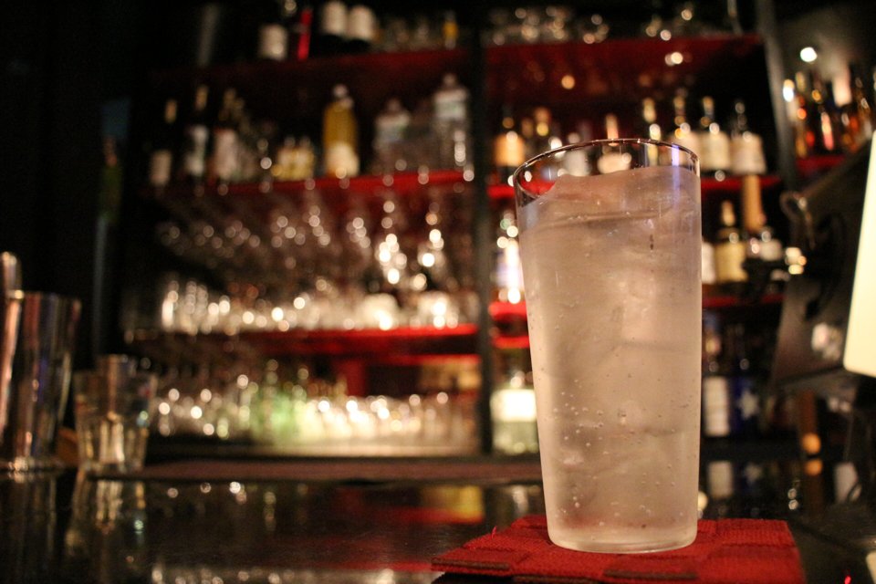 原価bar 原価bar赤坂見附店では日曜日と月曜日のみご利用できる入場料が1500円に割引されるクーポンを各種グルメサイトで配信していますので ぜひご利用ください ご予約お待ちしております