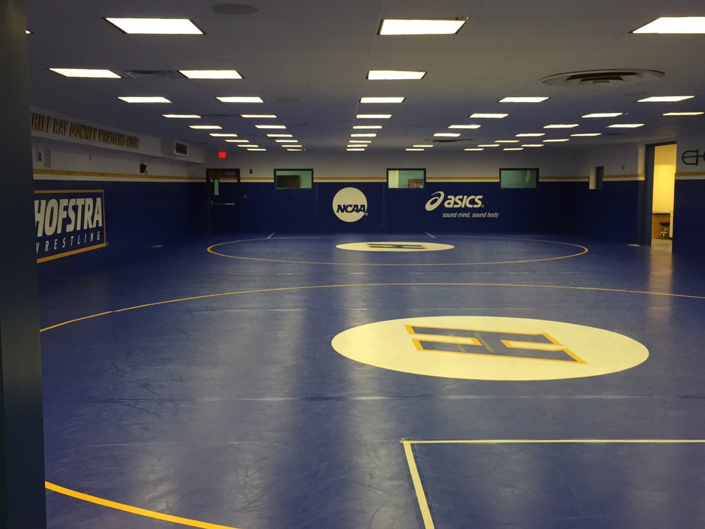 DenPapadatos's tweet photo. @HofstraWREST made flat weight today and wrestled some intrasquad wrestle offs. We did them here, which is in fact there. #StrengthInPride #HereIsThere https://t.co/IIqzaRQIgW
