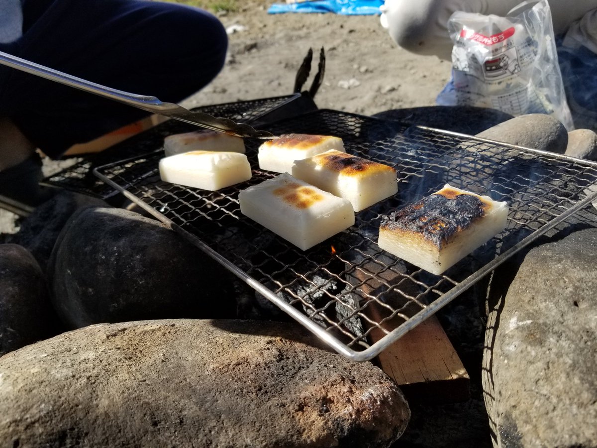 澱橋で芋煮してます！🌰🍁
ぽかぽか暖かい日です
陸前高田での活動中に頂いたお餅も焼いてます(*￣◇￣)_Ω~