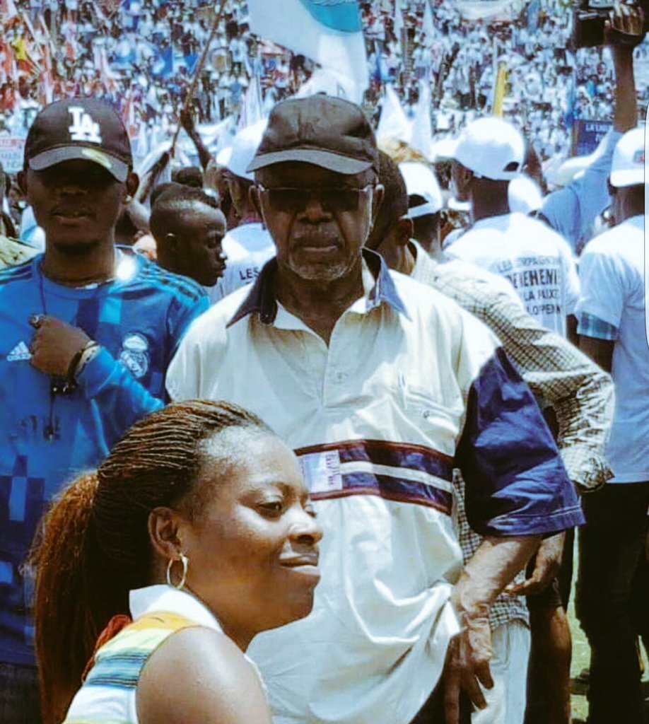pascal_mulegwa's tweet photo. #RDC : Debout parmi les partisans qui ont envahi l'air de jeu du stade #Tataraphael, le professeur Elikya Mbokolo. #MeetingFCC https://t.co/wGMJer16ju