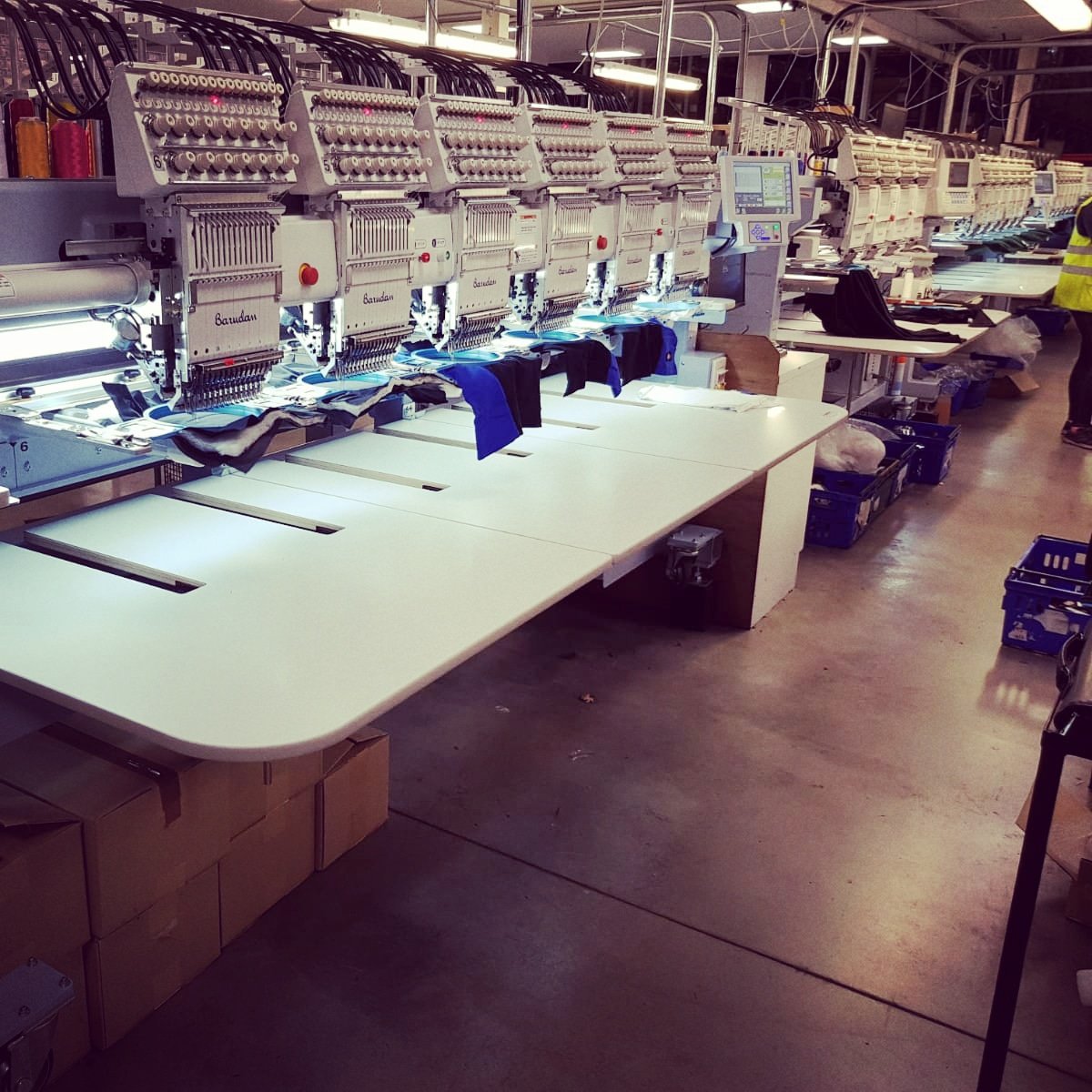 BarudanUK's tweet image. A long line of #Barudan #multihead #embroiderymachines lining up for duty 🤩