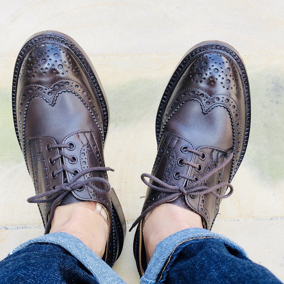 靴が好きです トリッカーズ バートン履き下ろし 最初はかなり硬いって言われるけども 他の靴には無いしっかりとした履き心地 ただ 履き始めの洗練でくるぶしがボロボロに笑