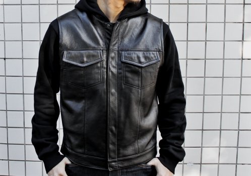 Peace Maker A Twitter 新作 Leather Mc Vest T Co Vs484wbdpt Parkaなどのsweatアイテムやロンtなどの重ね着 デザイン性が強いpeace Makerアイテムともバランスよくコーデ出来るレザーベストです Buildclothing Peacemaker Leathervest Leather