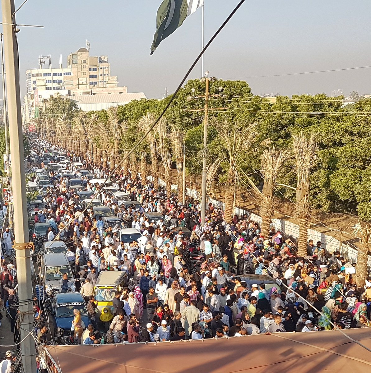 faisalbari's tweet image. کراچی میں میڈیکل کالجز میں داخلے کے لئے آج ٹیسٹ ہورہے ہیں۔ 
این ای ڈی یونیورسٹی کے باہر ٹیسٹ کے لئے آنے والوں کا رش۔ وہی روائیتی افراتفری اور شور شرابہ۔ نہ جانے ملک میں حقیقی تبدیلی آئے گی
NTS medical entry test karachi
#Nts #medicalentrytest.