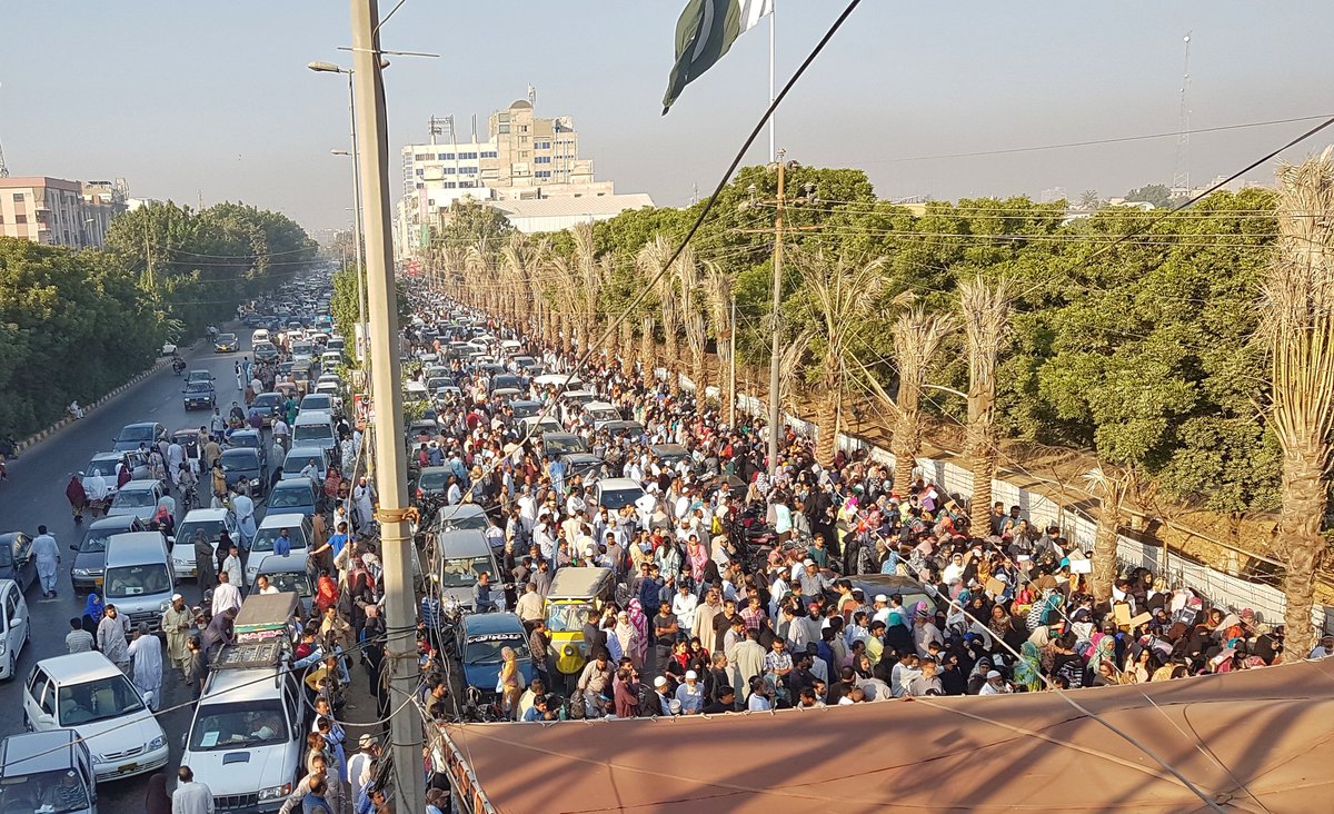 faisalbari's tweet image. کراچی میں میڈیکل کالجز میں داخلے کے لئے آج ٹیسٹ ہورہے ہیں۔ 
این ای ڈی یونیورسٹی کے باہر ٹیسٹ کے لئے آنے والوں کا رش۔ وہی روائیتی افراتفری اور شور شرابہ۔ نہ جانے ملک میں حقیقی تبدیلی آئے گی
NTS medical entry test karachi
#Nts #medicalentrytest.