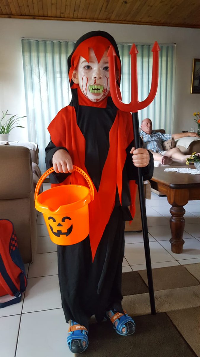 CANDMGROUP's tweet photo. Trick or treat. Happy Halloween 🦇  🎃 #elmapark https://t.co/kvZTjcp9Q0