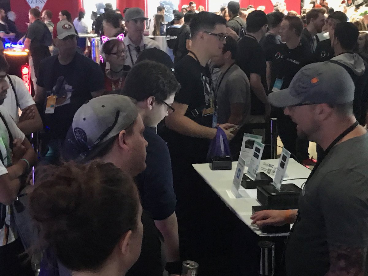 artc16888's tweet image. People lining up to check out the new #PersonalStreamingPC announced by #Streamlabs and #Intelnews at #TwitchCon2018