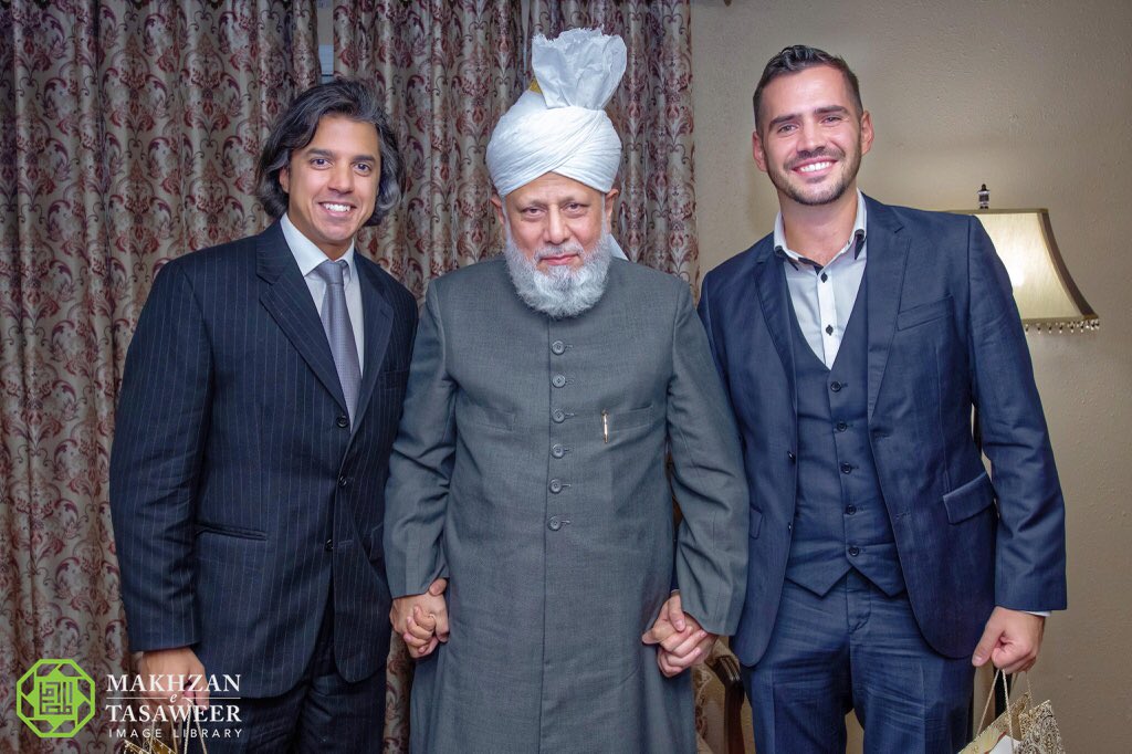 makhzanteam's tweet image. Dr Emran El-Badawi (Professor - University of Houston) and Craig Considine (Professor - Rice University) with Hazrat Khalifatul Masih V (aba)
Houston, TX, USA — 26th October 2018
