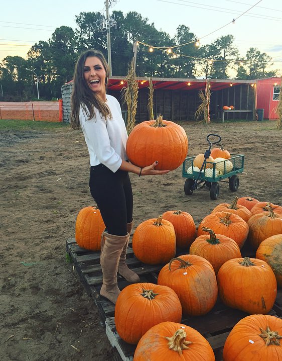 megmegdar_'s tweet photo. Went to a pumpkin patch today 🎃🎃🎃 https://t.co/PWUOWse3BO