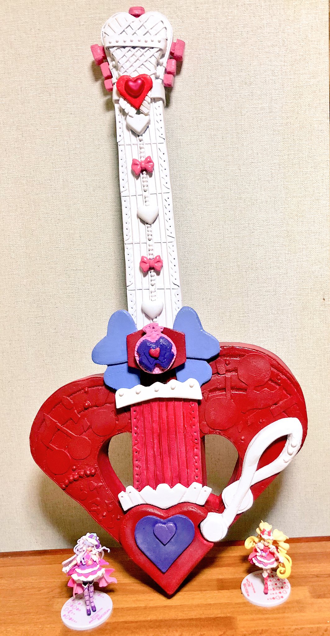 チカニャン Hugっとプリキュア コスプレ小道具用ツインラブギターです 全てダイソーのスチロールボード Evaシート お子様用髪飾り ハート リボン ビーズ等で作りました 100均の材料で 造形チャレンジ 百均の グッズ間違った使い方選手権