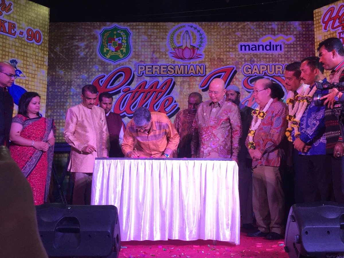 IndianEmbJkt's tweet photo. ‘Little India Gate’ was inaugurated on 27 October at ‘Kampung Madras’ or ‘Madras Village’ area in  Medan city jointly by Ambassador of India H.E. Mr. Pradeep Kumar Rawat, Mayor of Medan H.E. Drs. H. T. Dzulmi Eldin and Mr. A.S. Kobalen, the head of Gemasadhana. 
@indiainmedan https://t.co/5eNueIVf77