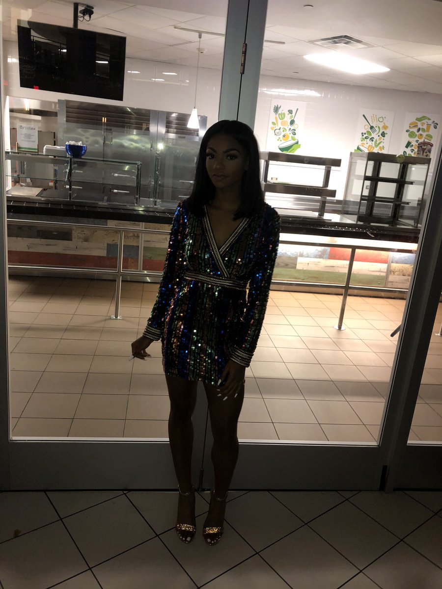 thereallcee_'s tweet image. #hoco2k18 💚