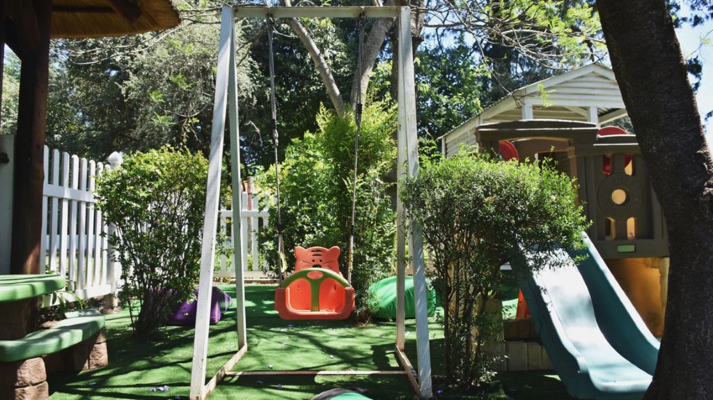 Did you know that we have an enclosed play area? Kids can play safely and  explore the secret spaces in our beautiful gardens while you enjoy your lunch or tea. Plus we have a really cool kiddies menu. 🤸‍♀️🤸‍♂️ #TheSnootyFox #FernHillHotel