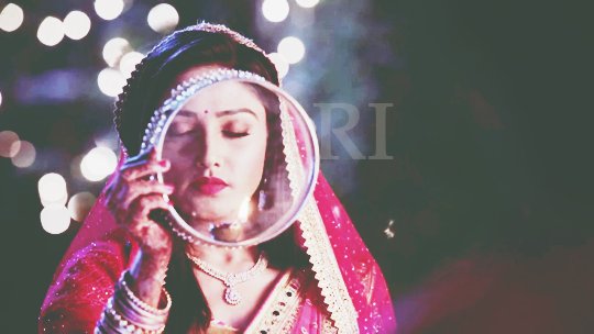 HotAttraction10's tweet photo. karvachauth  10:27:18

#Ishika saw #Roop first💃🌺

 #Roop #RooShika  #ShaNal @sharmarashmi20 @shasha303 @DonalBisht @shantibhushan3 @ColorsTV  #KarvaChauth2018 https://t.co/8AX5EnqrSO