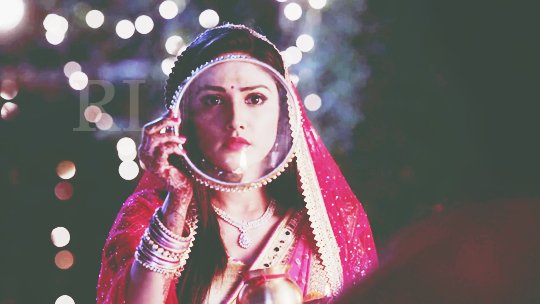 HotAttraction10's tweet photo. karvachauth  10:27:18

#Ishika saw #Roop first💃🌺

 #Roop #RooShika  #ShaNal @sharmarashmi20 @shasha303 @DonalBisht @shantibhushan3 @ColorsTV  #KarvaChauth2018 https://t.co/8AX5EnqrSO
