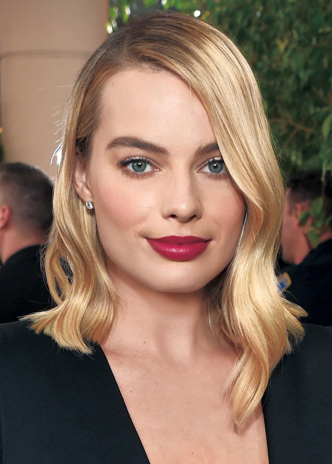 Elle Japan Twitter પર セレブもモデルもみんな夢中なヘアスタイル それがボブ エル12月号 では スタンダードなシンプルボブのほか ロブやウォブ グラデーション アシンメトリーなど いま試したいボブヘアを100スタイル以上ご紹介 この