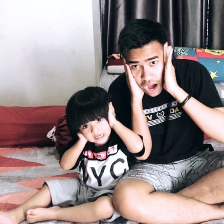 Bpak sama anak slalu kompak sehat2 ya papa fildan &amp; dede cimut digar  😍😍
#FildanDiKonserSumpahPemuda