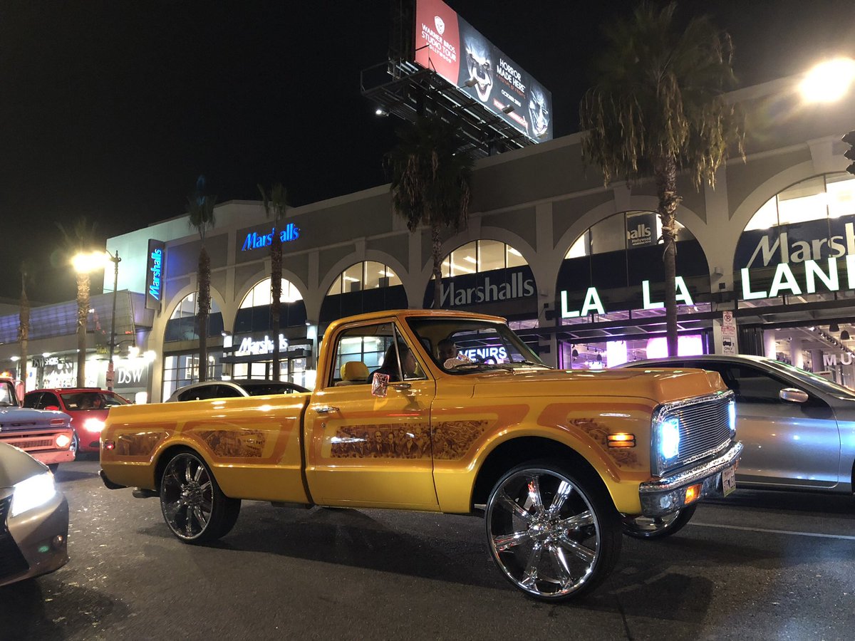 Jamboolio's tweet photo. Crazy cars rollin’ down the Hollywood Boulevard tonight 🤩👌🇺🇸
#losangeles #hollywood #lacars #lowrider #donk #musclecars #jamboolio https://t.co/Cf8euylibQ