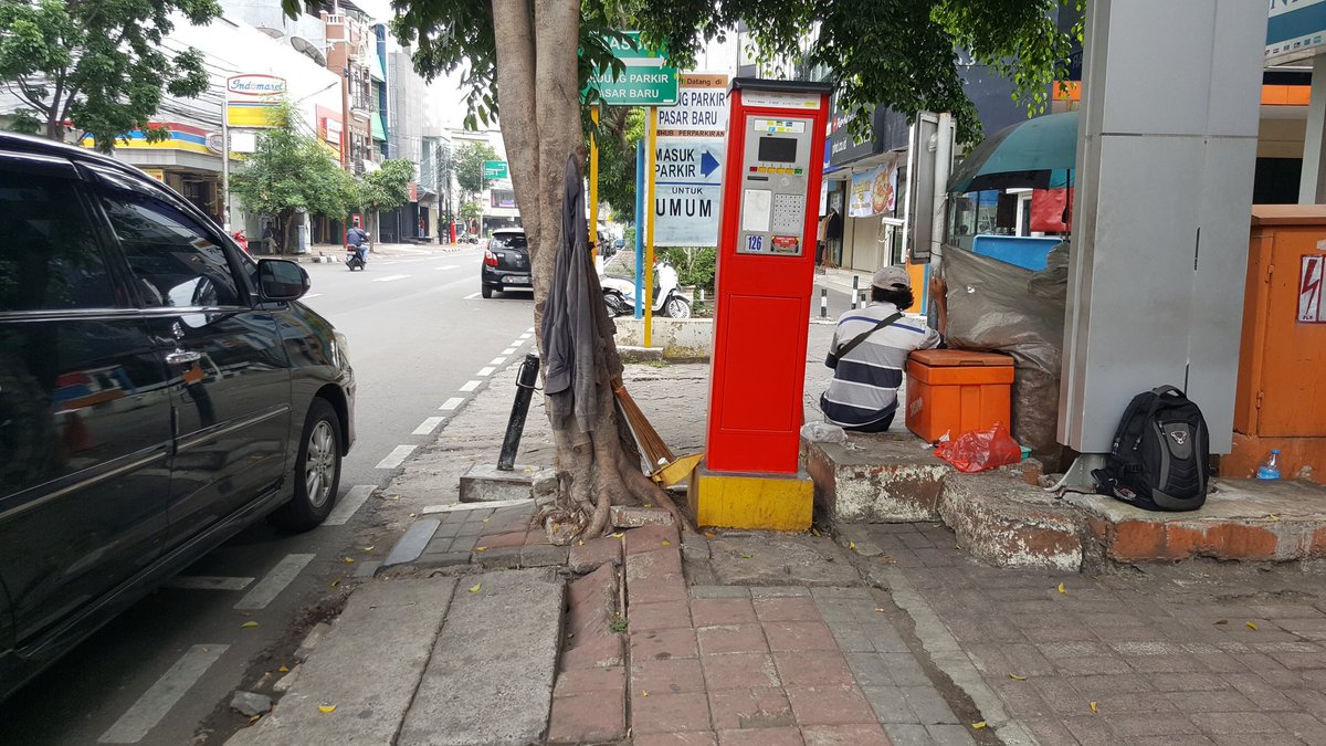 Huans2Huans's tweet photo. Nih lagi yaaa @DKIJakarta yang ada di jalan pintu air pasar baru. Masa iya kita di hadang sama pohon dan mesin parkir. Kudu kumaha aing mahh.. πππ’
#walkingtourjakarta #pedestrianjakarta #explorejkt https://t.co/IQi1rVZKLP