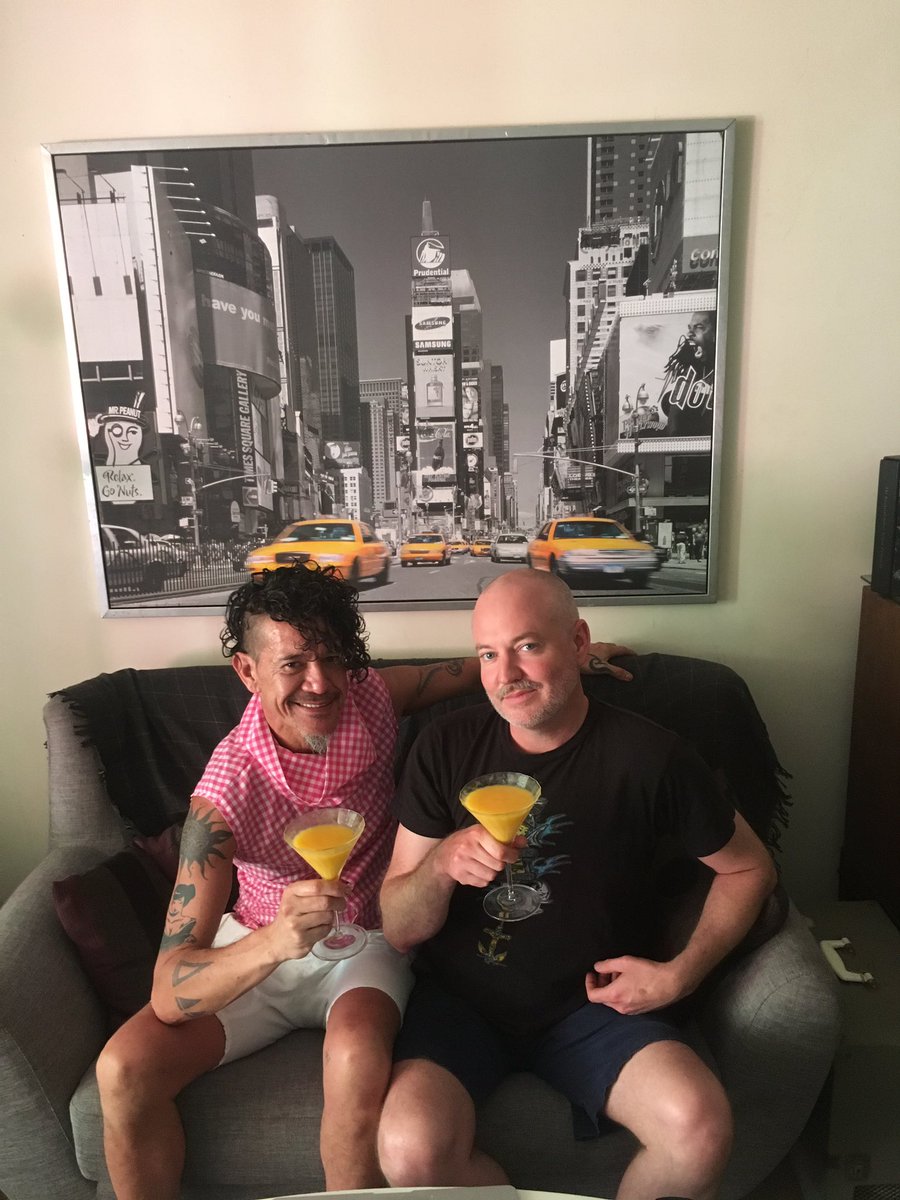 Freemanski74's tweet image. #SundayinQueensland #postpool #MangoDaiquiris with #roomie. Note the matching NYC taxis. I #sunburn he #tans.