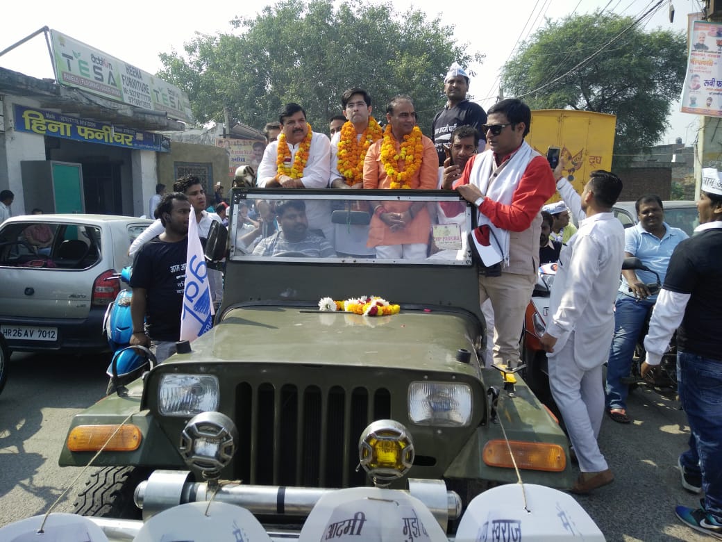 AAPExpress's tweet photo. दक्षिणी दिल्ली में आम आदमी पार्टी निकल रही है उत्तर भारतीय स्वाभिमान यात्रा !

राज्यसभा सांसद @SanjayAzadSln और आप के दक्षिणी दिल्ली प्रभारी @raghav_chadha कर रहे हैं नेतृत्व ।

#उत्तरभारतीय_स्वाभिमानयात्रा https://t.co/wSxPZNM9Z0
