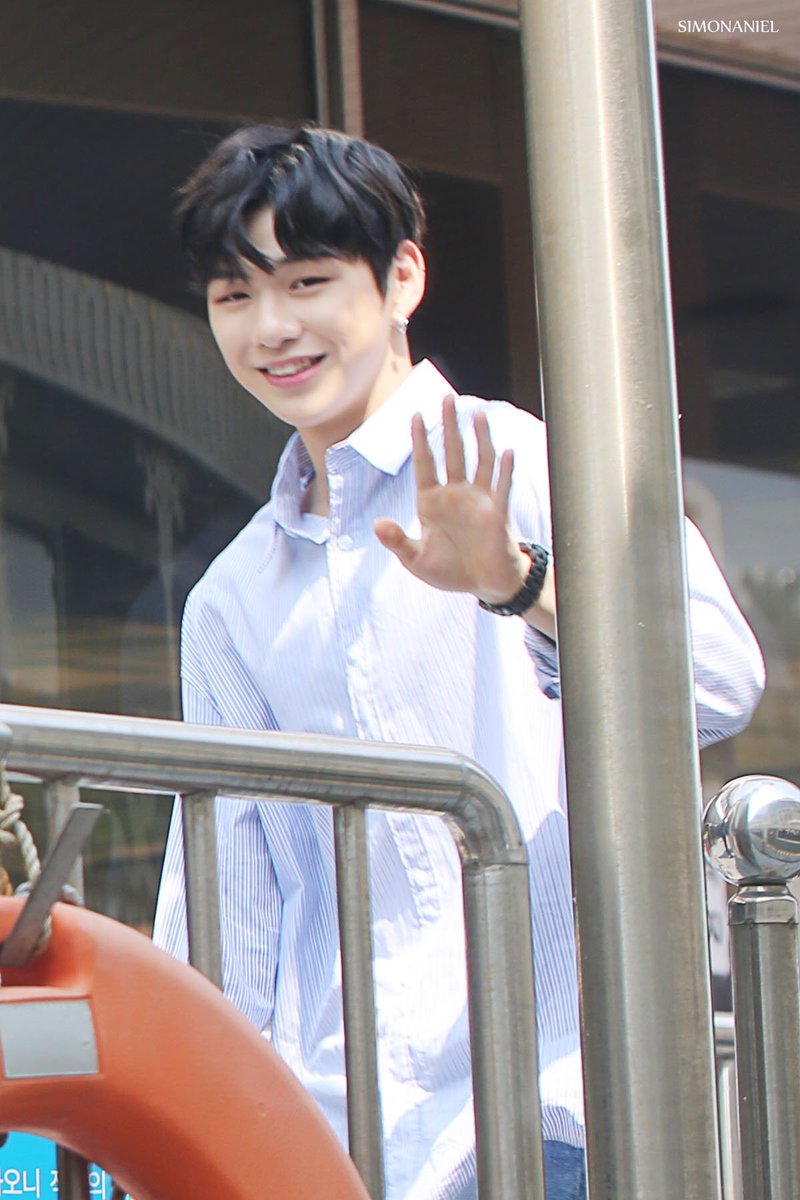 dogonboo's tweet photo. แม่งยิ้มไรวะกุจะถ่ายตึก https://t.co/Y6Bv1BoqJx