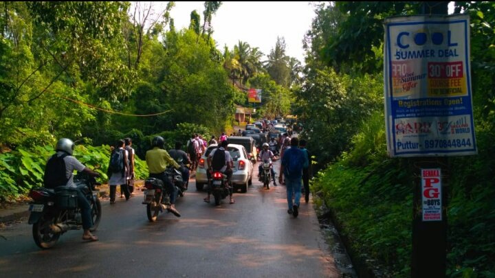 ApoorvaDevasya's tweet photo. This is the condition of Indian railways. The students face a lot of problem due to bad condition of Neharu Nagar  Railway Over bridge(Vivekananda college) Pls look into the issue  #RailBridgeWideBridge 
@narendramodi 
@AmitShah 
@PiyushGoyal 
@BJPKarnataka 
@RailMinIndia https://t.co/xtwHsB04A2
