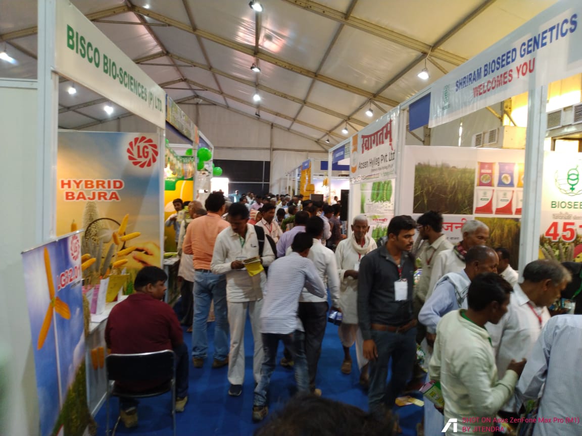 dsfoundationorg's tweet photo. #DSFoundation और #NABARD द्वा��ा प्रायोजित कृषक उत्पादक संघ योजनान्तर्गत डी.एस.फार्मर्स प्रोड्यूसर कंoलिo के किसानों को कृषि कुंभ, लखनऊ में कृषक प्रशिक्षण भ्रमण कार्यक्रम के तहत विभिन्न प्रकार के कृषि यंत्रों, कृषि तकनीकी एवं उत्तम बीजों के बारे में जानकारी दी
#KrishiKumbh2018 https://t.co/xLk6VNZFt4