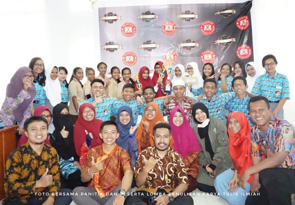 FakfakMengajar's tweet photo. Gunakan semangat muda mu untuk berkarya dan berkontribusi bagi Bangsa. Selamat Hari Sumpah Pemuda 28 Oktober 2018.

IF : Foto bersama panitia dan peserta lomba Penulisan Karya Tulis Ilmiah Tahun 2018 tingkat SMA Se-Kabupaten Fakfak.

#HariSumpahPemuda 
#FakfakMengajar
#Fakfak https://t.co/mNRvMY6tjz