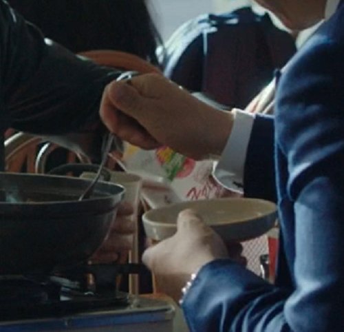 늦엇지만 영화'불한당'까지 출연한 멋있는 음료수, 제자신을 영업합니다~ 다들 떡볶이드시고 쿨피스 한통 원샷때리는 하루보내세요~~ترجمة المن...