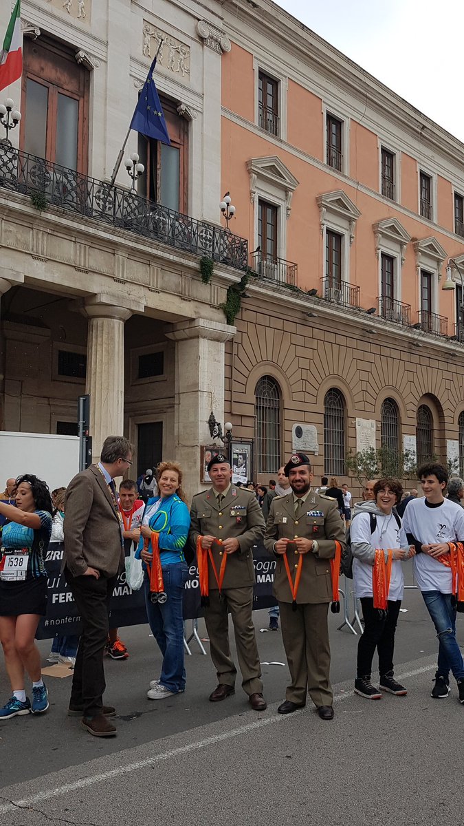 peppedimiccoli's tweet photo. A #Bari una meravigliosa mezza maratona con tanto di premiazione con le stellette e la vincitrice Valeria #Straneo @Esercito @LaGazzettaWeb https://t.co/IgdrIeUA5x
