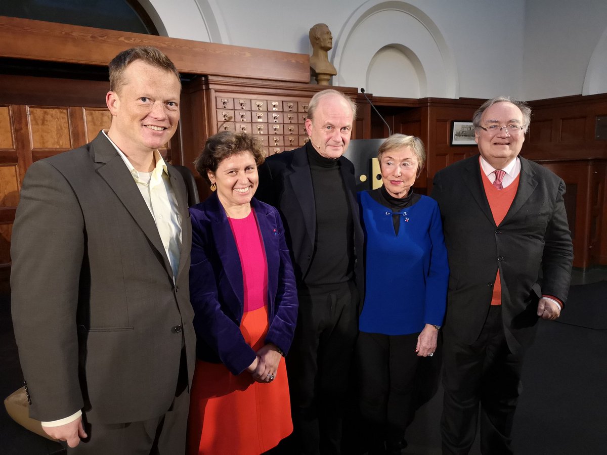 ifnorvege's tweet photo. Dans l'écrin de la cathédrale d'#Oslo, @JKristeva discute avec la Révérende E. Thorsen sur le besoin de croire qu'elle définit comme inhérent à la nature humaine en lien avec le désir de savoir. En clôture de  3 jours intenses à Oslo . @OsloDomkirke @AmbaFr_Norge @UniOslo_MED https://t.co/YinxBLZDOW