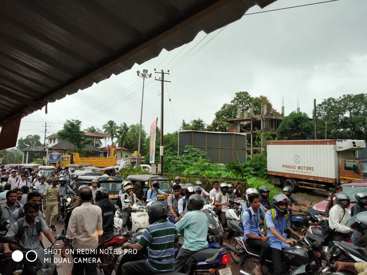 hd_prashanth's tweet photo. #railbridgewidebridge @PMOIndia @RailMinIndia @PiyushGoyal @narendramodi @Central_Railway @DVSBJP @nalinkateel It is my  request to widen a railway bridge near Nehrunagara, because the bridge is narrow and it jams traffic and students cant goto college by time. https://t.co/SrW8i9nD29