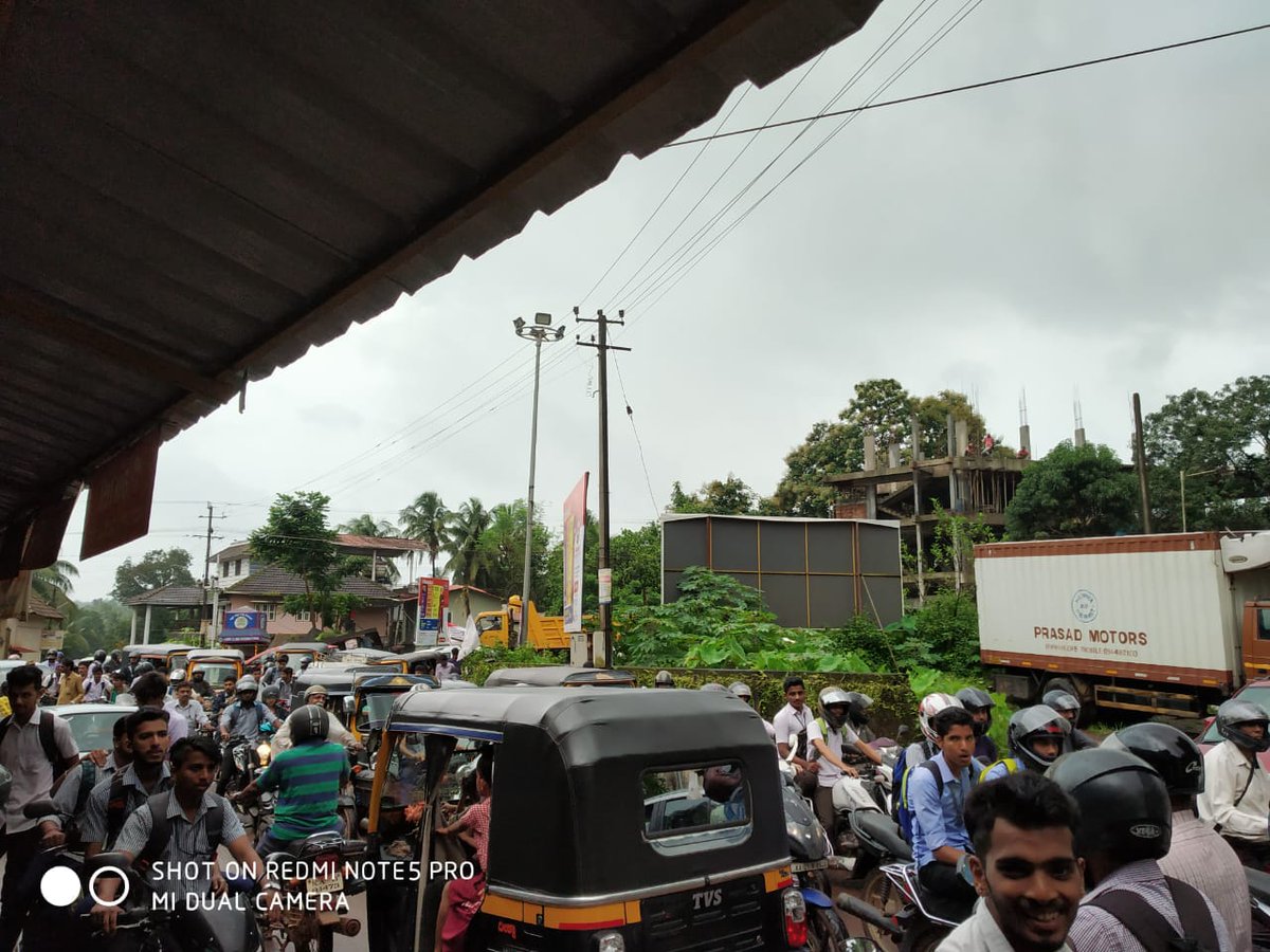 hd_prashanth's tweet photo. #railbridgewidebridge @PMOIndia @RailMinIndia @PiyushGoyal @narendramodi @Central_Railway @DVSBJP @nalinkateel It is my  request to widen a railway bridge near Nehrunagara, because the bridge is narrow and it jams traffic and students cant goto college by time. https://t.co/SrW8i9nD29
