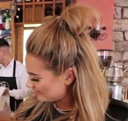 philsworld's tweet photo. wenn du über jeden witz deiner mutter lachst um geld zu bekommen und sie dir nur 2€ gibt #mood @ShirinDavid https://t.co/0uogVcljYI