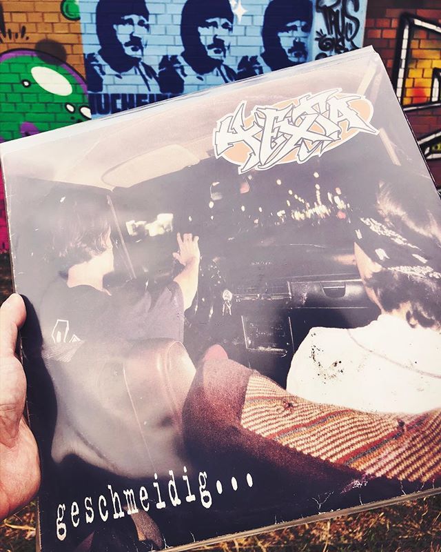 _TheVinylDaily_'s tweet photo. Texta: Geschmeidig... Das erste Album der Linzer HipHop-Legenden, entdeckt auf dem Vinyl- und Musik Festival in Linz, bekommt einen Ehrenplatz in meiner Sammlung! -
-
-
#vinyl #vinyldaily #vinyls #record #recordcollection #music #musik #schallplatte #vin… https://t.co/CmdNEmCttv https://t.co/tf7P4FTlVU