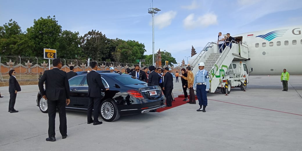 Puspen_TNI's tweet photo. Pangkoops Pam VVIP OCC 2018  Amankan Kedatangan Pejabat VVIP  di Bandara Internasional Bali....😎💂 #Pengamanan #vvip #Occ2018 https://t.co/yBFv5wz1bh