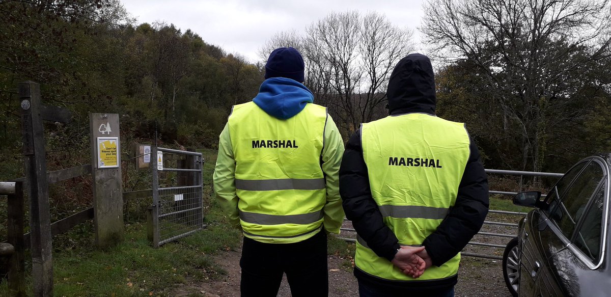 RfrcRunning's tweet photo. Marshals wrapped up warm, waiting at mile 8 #HerepathHalf #WhoseIdeaWasThis https://t.co/EblUK4fV12