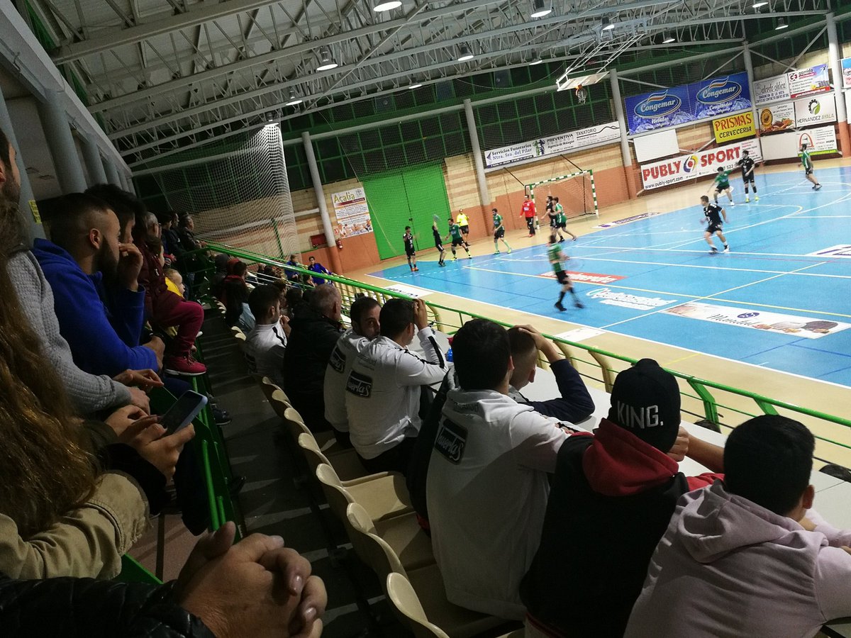 Catedra70's tweet photo. Buen resultado el de ayer en el Cecilio Alonso, a pesar de las numerosas bajas, con el marcador final de 24-18 q hace que nos coloquemos en el tercer puesto de la clasificación y sigamos invictos en casa.
Como siempre agradecer a CONSERVAS HUERTAS el lote de productos q ofreció. https://t.co/STgbCy4OsG
